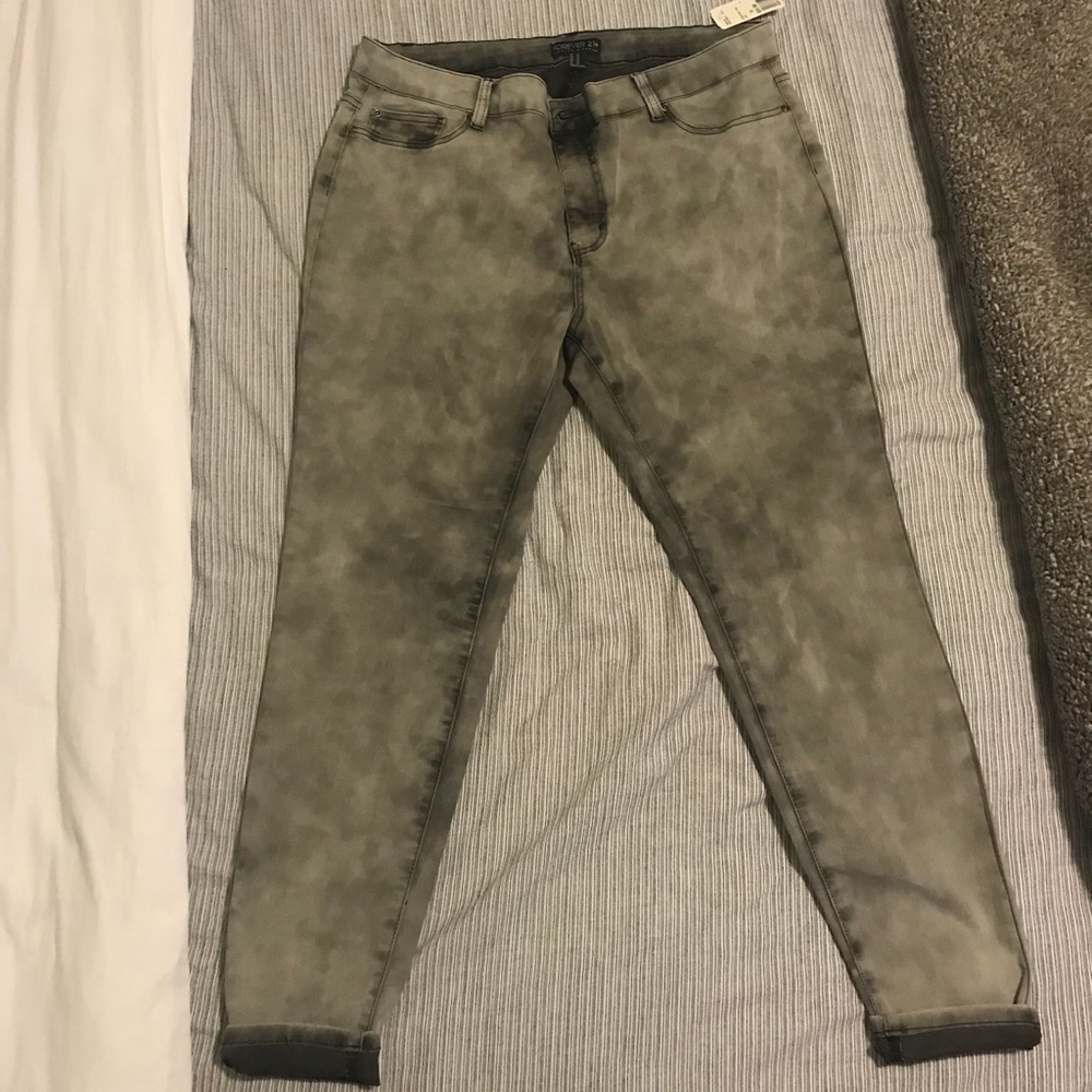 Forever 21 Plus Size (20) Skinny Jeans.
